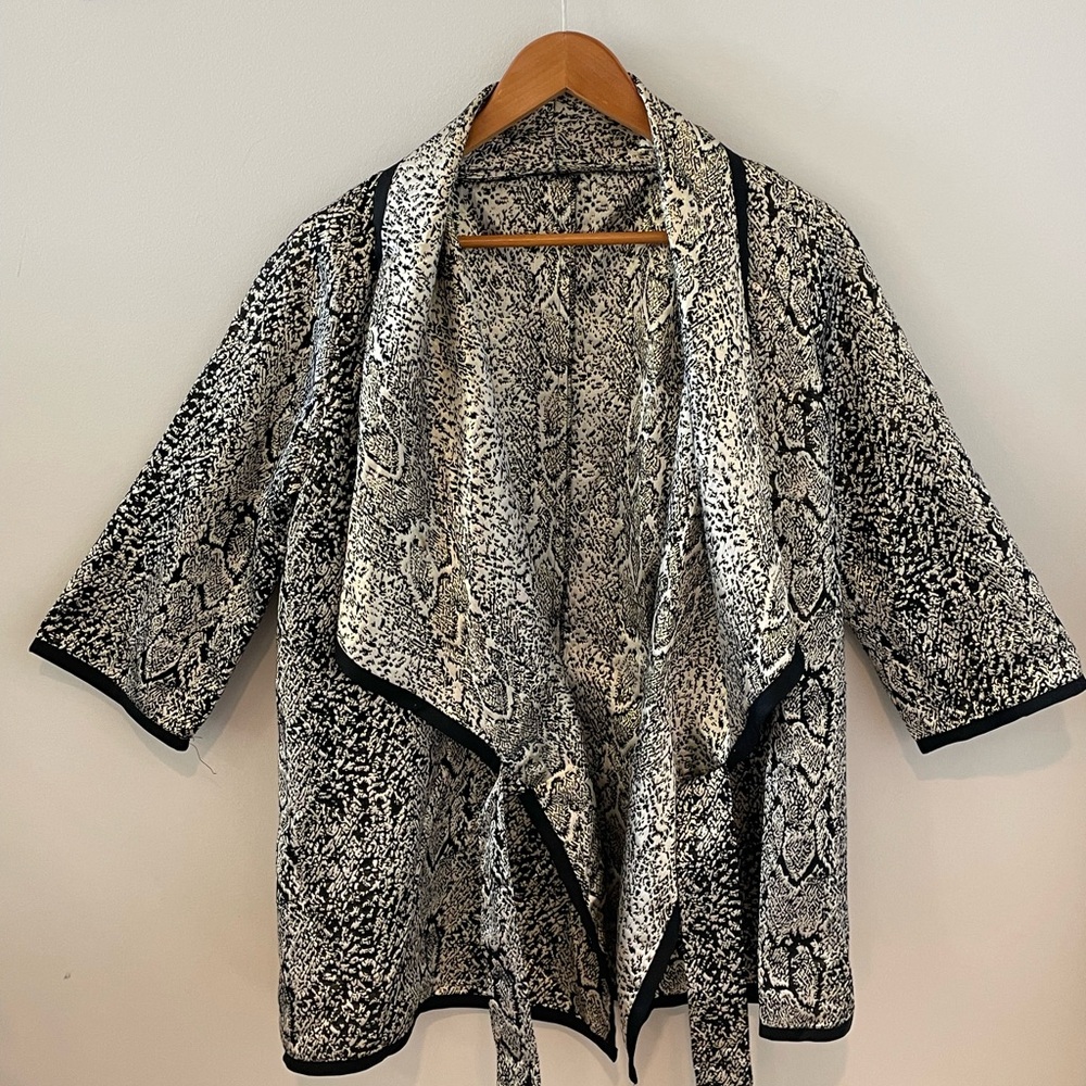 Beautiful jacket with slits at the waist to feed the straps through. S-M size